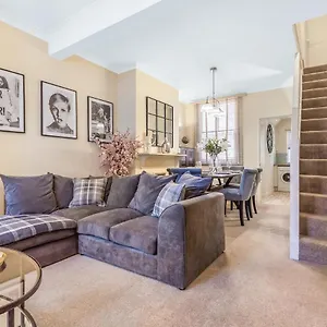 Centre Cottage, Sleeps 6 With Free Parking , Chester United Kingdom